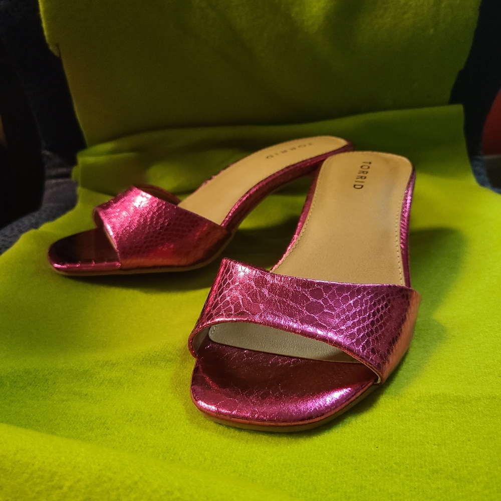 Sz 7.5W TORRID FUSCHIA METALLIC LOW HEEL OPEN TOE SANDLES